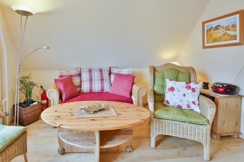 a living room with a table and two chairs at Ferienwohnung Heideweg, OG in Zingst