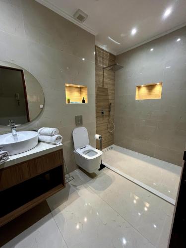 ein Badezimmer mit Waschbecken, Toilette und Badewanne in der Unterkunft Appartement au coeur d'Agadir in Agadir