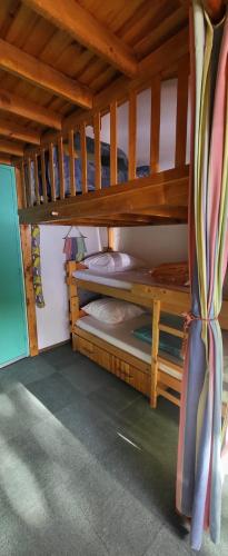 Ce lit superposé se trouve dans un dortoir doté de 2 lits superposés. dans l'établissement Studio confortable pour 4 personnes, à Chabanon Solonnet