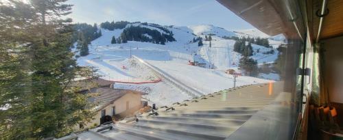 - une vue sur une piste de ski depuis la fenêtre du train dans l'établissement Studio confortable pour 4 personnes, à Chabanon Solonnet