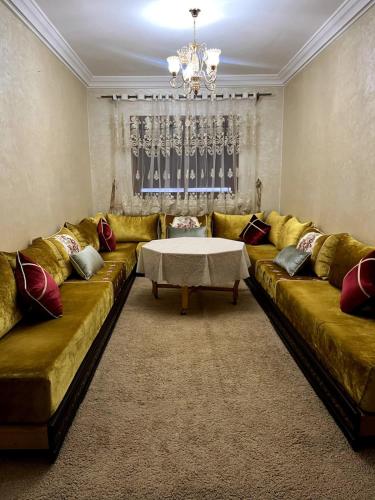 ein Wohnzimmer mit Sofa und Tisch in der Unterkunft Appartement au coeur d'Agadir in Agadir