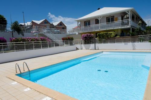 a swimming pool on the roof of a house at La parenthèse in Courcelles Sucrerie
