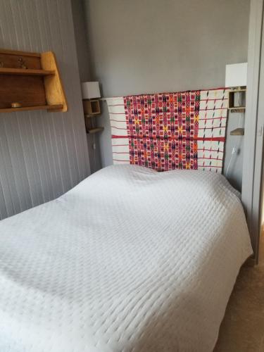 a bedroom with a white bed in a room at Chambre d'hôtes Chez Léon pour 1 à 4 personnes in Chaulgnes