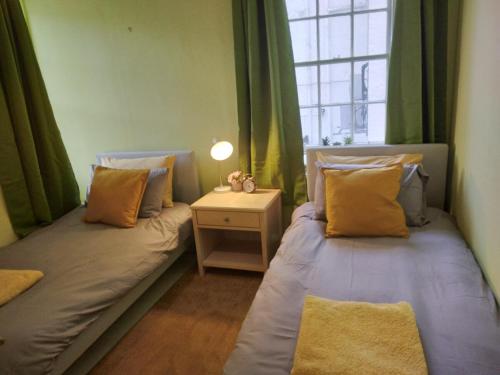 Ένα ή περισσότερα κρεβάτια σε δωμάτιο στο Cosy central 2 bedroom apartment - free parking