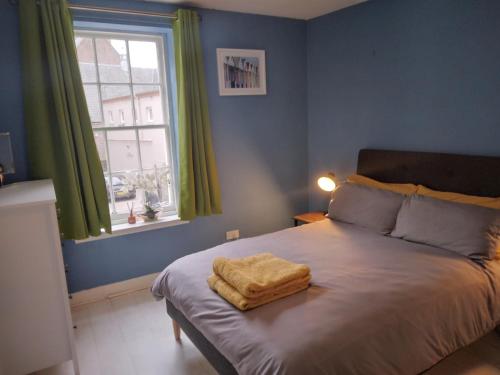 Ένα ή περισσότερα κρεβάτια σε δωμάτιο στο Cosy central 2 bedroom apartment - free parking