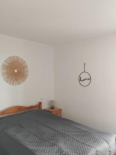 une chambre avec un lit et un miroir au mur dans l'établissement Front de Mer T2, au Barcarès