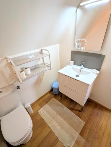 une salle de bain avec des toilettes blanches et un lavabo dans l'établissement La Barbotierre 10 Personnes en bord de mer, à Cherrueix