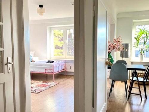 a room with a bedroom with a table and a bed at Modern - ruhig - 20 Min zur Perlebucht! in Heide