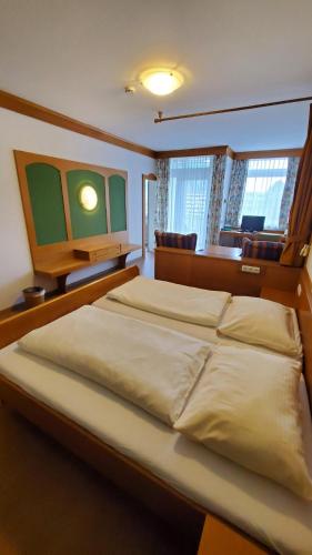 a bedroom with a large bed in a room at Apartmenthaus Salzburger Hof in Bad Reichenhall