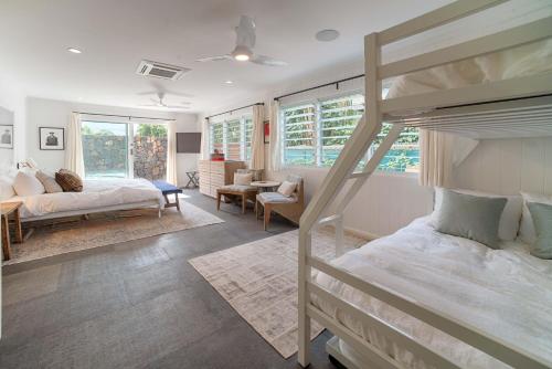 1 dormitorio con 2 literas y sala de estar en Pinetrees Hanalei Beach House, en Hanalei