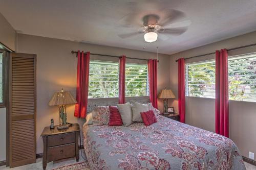 帕霍阿Hale O Nani Mala Pua的一间卧室配有床和两个带红色窗帘的窗户。