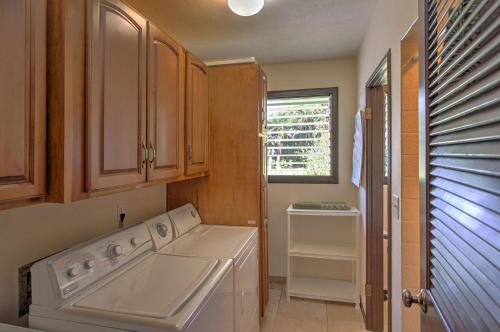 帕霍阿Hale O Nani Mala Pua的厨房配有白色洗衣机和烘干机