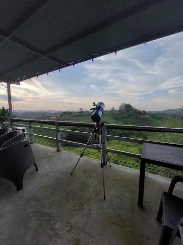 a camera on a tripod in front of a fence at Cabaña Glamping en Finca Agroturística Productora de Café in Capira