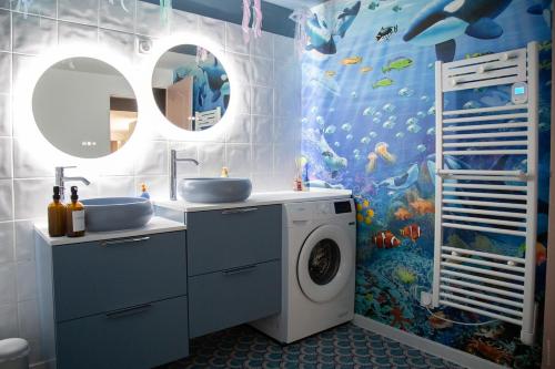 une salle de bain avec deux lavabos et une machine à laver dans l'établissement L'enchantée, 6 people, 15 min Disneyland Paris, BBQ, à Crécy-la-Chapelle