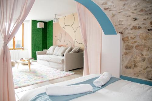 un salon avec un lit et un canapé dans l'établissement L'enchantée, 6 people, 15 min Disneyland Paris, BBQ, à Crécy-la-Chapelle