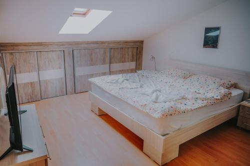 Postel nebo postele na pokoji v ubytování Bisera Apartments