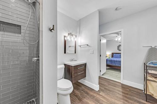 Un baño con inodoro, lavabo y ducha. en 3Bed Modern Home Family Friendly Heated Pool, en Fort Lauderdale