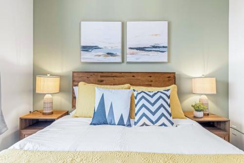 Scenic 2BR Haven with MTN Views Near DT Banffにあるベッド