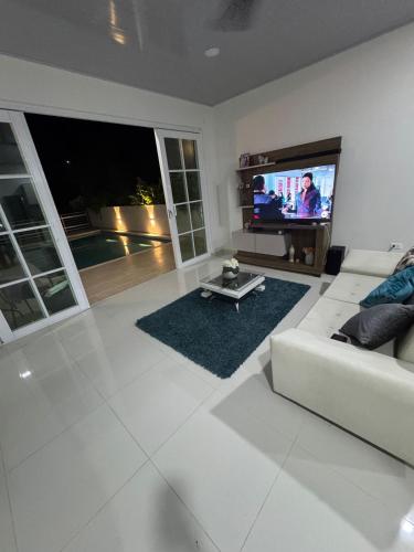 Μια τηλεόραση ή/και κέντρο ψυχαγωγίας στο Casa WHITE