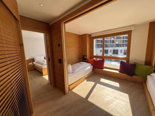 フリムスにあるSleek Mountain Escape, Light and Airyのベッドが2つと大きな窓がある部屋