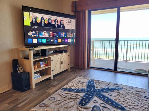 TV a/nebo společenská místnost v ubytování 517 - Direct Oceanfront Beautiful 3 Bedroom Sleeps 10