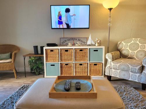 a living room with a tv and a table at 202 - Adorable 1 bedroom unit - sleeps 6 in Edgewater