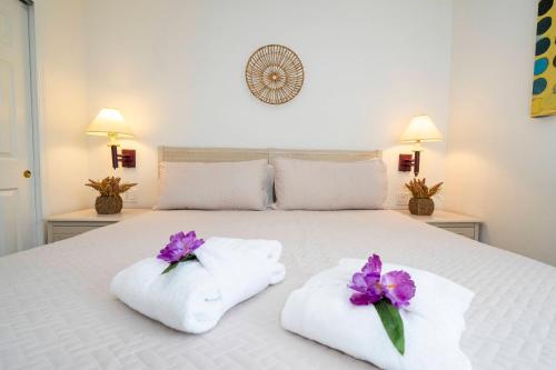 Charming Vacation Home 9 miles From Disney 1065 في كيسيمي: سرير ابيض عليه مناشف وزهور