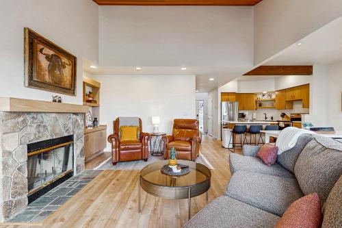 a living room with a couch and a fireplace at Robin Court Retreat in Redmond