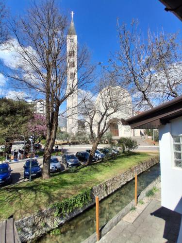 Το κτήριο όπου στεγάζεται  το δωμάτιο σε οικογενειακή κατοικία