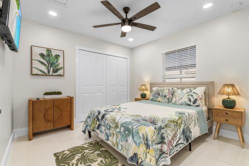 een slaapkamer met een bed en een plafondventilator bij Lux 5BDR HUGE HTD Pool NR BEACH in Naples