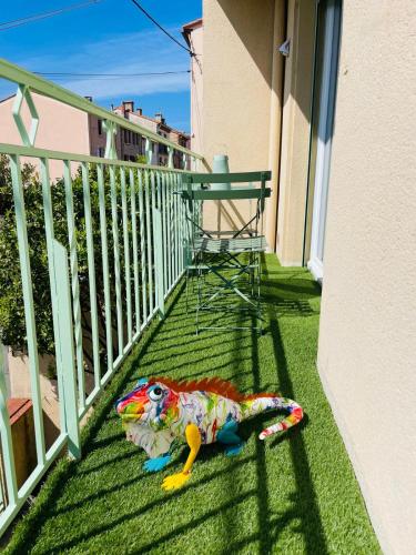 Un lézard jouet posé sur l'herbe sur un balcon dans l'établissement Studio Méditerranéen, à Corneilla-del-Vercol
