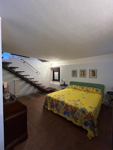 1 dormitorio con 1 cama con manta amarilla en La Tisbe, una casa nel borgo medievale di Castelnuovo Magra, en Castelnuovo Magra