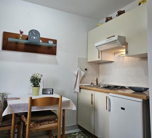 Dapur atau dapur kecil di Appartments Grgeta