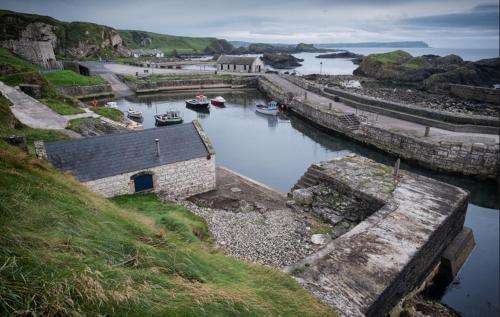 - une vue sur une rivière avec des bateaux dans l'établissement 27 By The Sea, à Ballycastle
