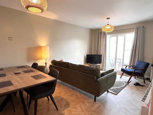 un salon avec un canapé et une table dans l'établissement 27 By The Sea, à Ballycastle