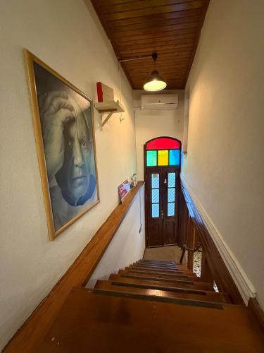 una escalera con un cuadro y un cuadro en la pared en 3-Story Bohemian Greek House w Garden, en Ayvalık