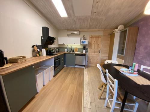 Kuchyň nebo kuchyňský kout v ubytování Familienzeit am Wald, SAUNA, Spielesammlung