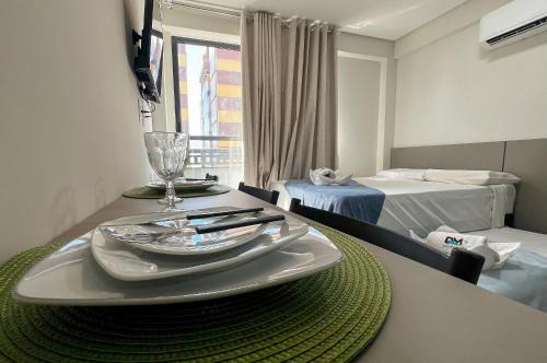 Ilha da RestingaにあるQuartz Residence Intermares Flat 3 pessoasのテーブル