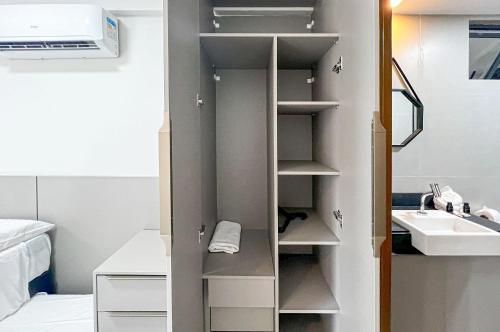 Ilha da RestingaにあるQuartz Residence Intermares Flat 3 pessoasの小さなバスルーム(シンク、クローゼット付)