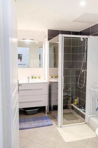 une salle de bain avec deux lavabos et une douche dans l'établissement Beautiful apartment in the center of Sainte-Maxime, à Sainte-Maxime