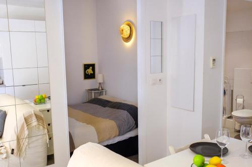 Ένα ή περισσότερα κρεβάτια σε δωμάτιο στο Beautiful apartment in the center of Sainte-Maxime