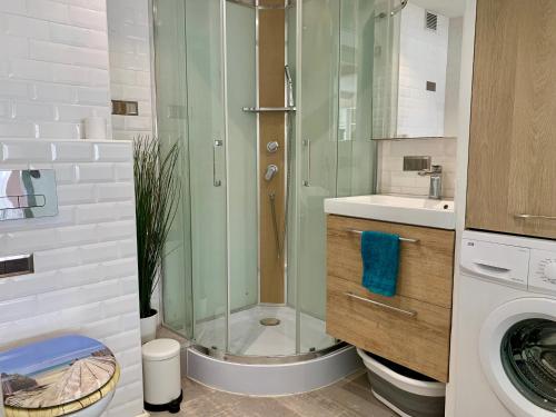Ένα μπάνιο στο Appartement centre-ville du Lavandou 350 m de la plage