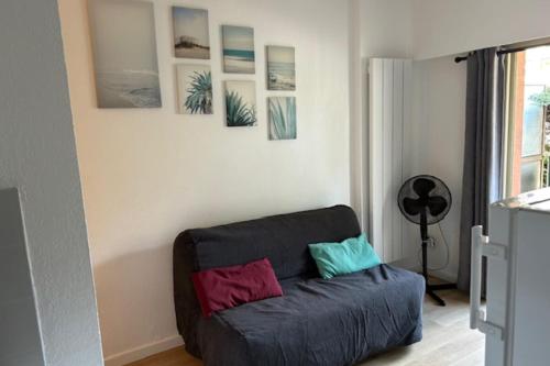 - un salon avec un canapé et des oreillers dans l'établissement Apartment 20 m from the sea - Cavalaire-sur-Mer, à Cavalaire-sur-Mer