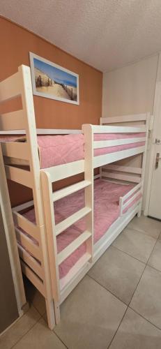 - deux lits superposés dans une chambre dans l'établissement Studio cabine idéalement situé vue mer, Les Indes Galantes, piscine, parking, au Cap d'Agde