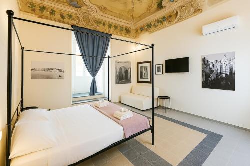 A bed or beds in a room at Palazzo Attila - Gioia Apartments