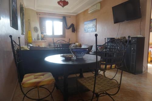 Μια τηλεόραση ή/και κέντρο ψυχαγωγίας στο Appartement Lumineux avec vue, Rooftop, Terrasse