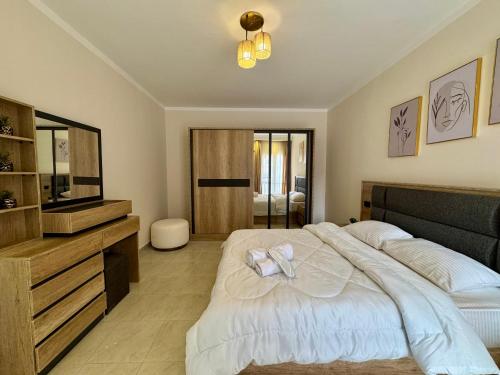 Postel nebo postele na pokoji v ubytování Golden 2 BDR Apartment In Rehab City