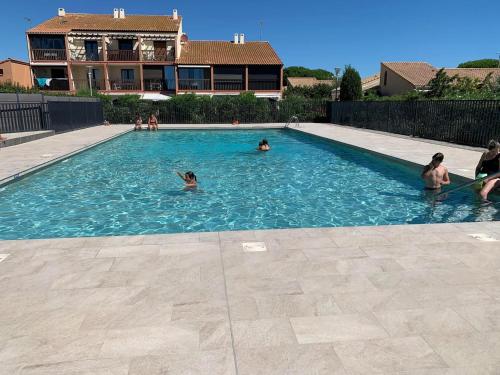Πισίνα στο ή κοντά στο Petite maisonnette de vacances