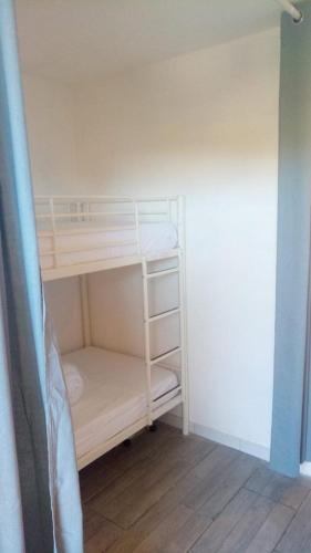 Cette chambre dispose de lits superposés et de 2 lits superposés. dans l'établissement Studio Sète, à Sète