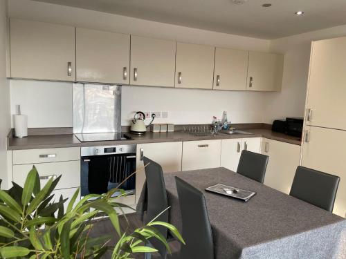 Balcony Marina Apartment With City Skyline Views - Free Secure Parking photo 10